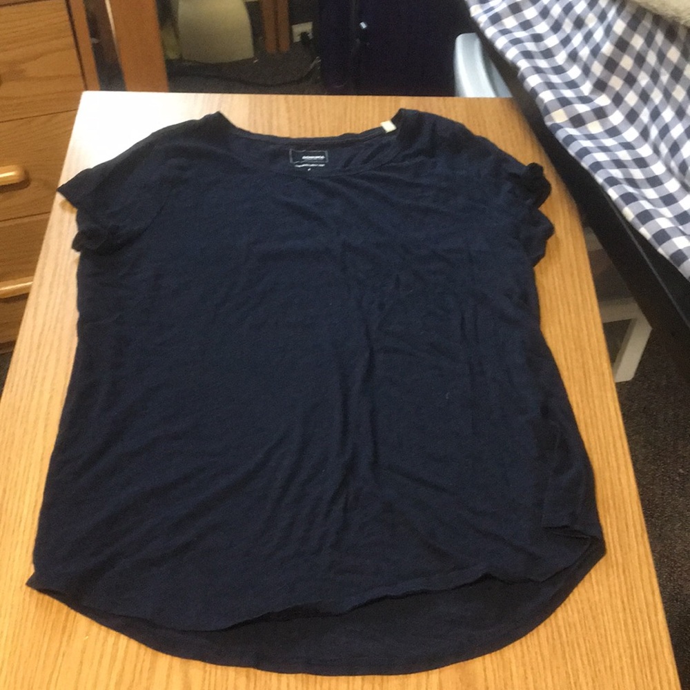 Dark blue short sleeve T-shirt: brand is “Kohl’s”